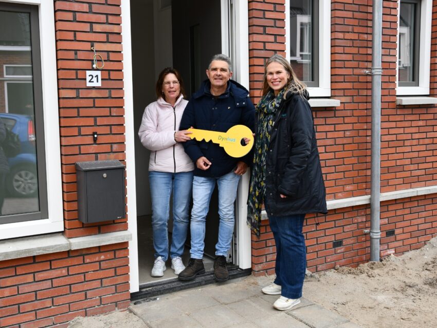 Huurders krijgen sleutel van authentieke woningen Zuiderzeestraat